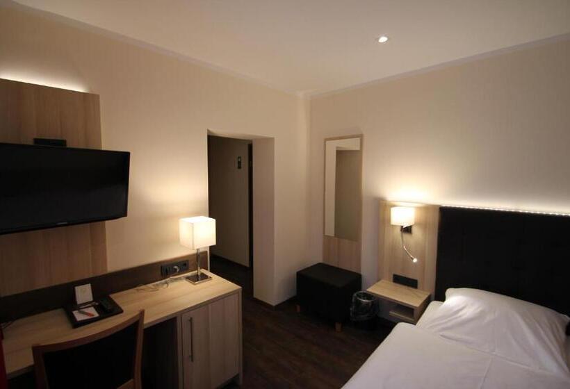 标准单人间, Sonderfeld