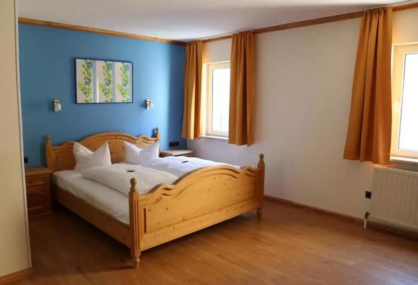 اتاق کلاسیک چهارنفره, Stadtcafé Hotel Garni