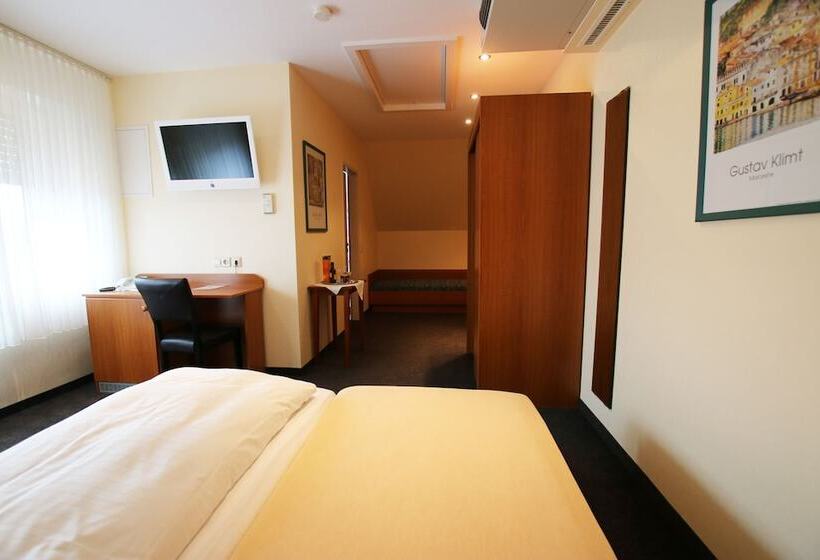 غرفة قياسية ثلاثية, Garni Haffmans