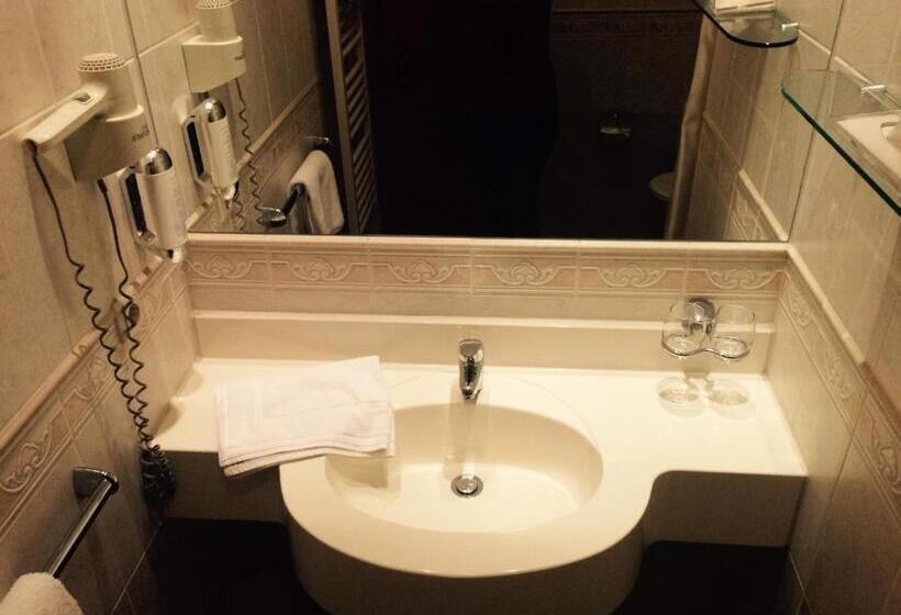 غرفة كومفورت ثلاثية, Goldner Loewe