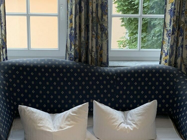 Családi Szoba, Zwei Länder