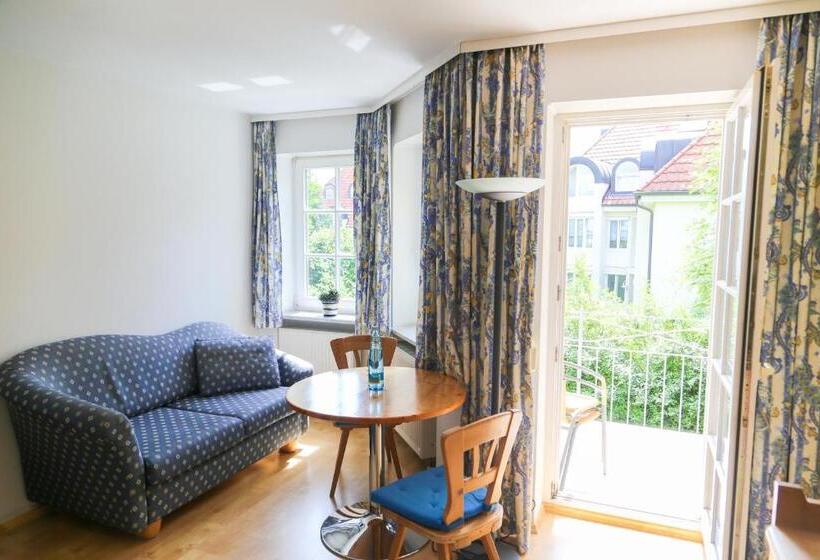 Családi Szoba, Zwei Länder