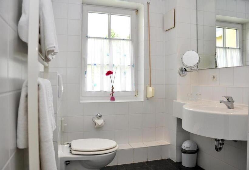 Standard Szoba, Zwei Länder