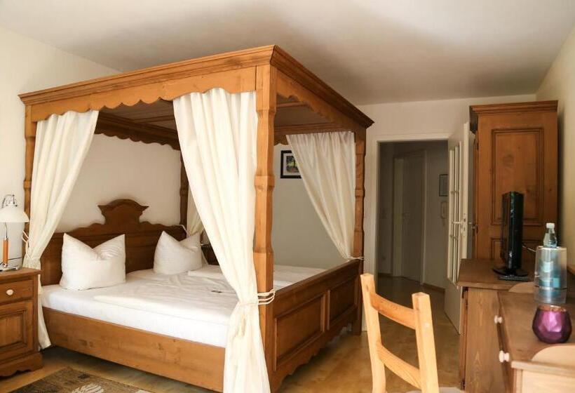 Standard Szoba, Zwei Länder