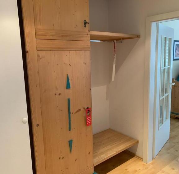 Standard Egyágyas Szoba, Zwei Länder