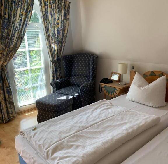 Standard Egyágyas Szoba, Zwei Länder