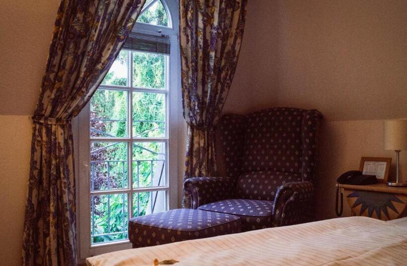 Standard Egyágyas Szoba, Zwei Länder