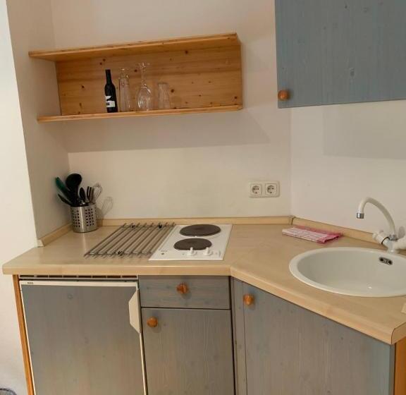 Deluxe Szoba, Zwei Länder