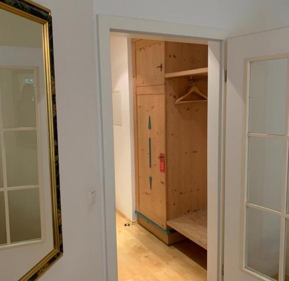 Deluxe Szoba, Zwei Länder