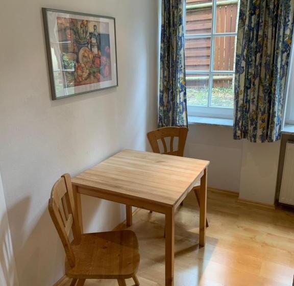 Deluxe Szoba, Zwei Länder