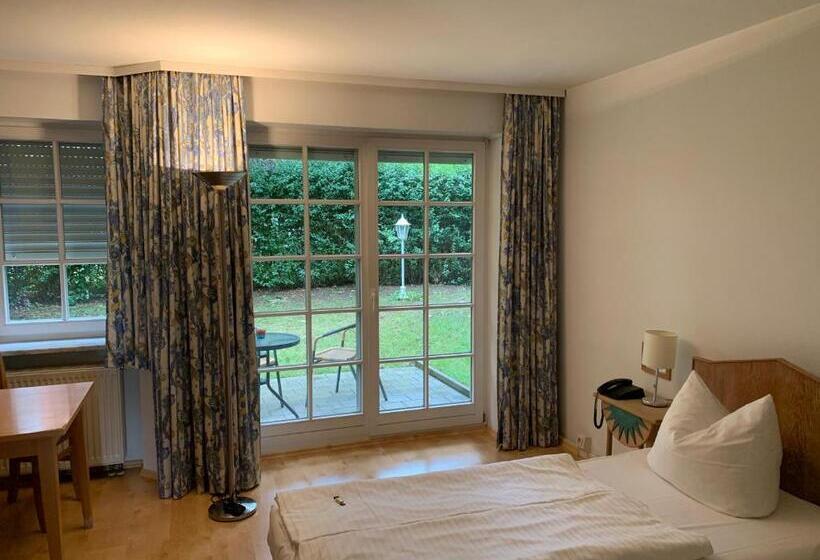 Deluxe Szoba, Zwei Länder