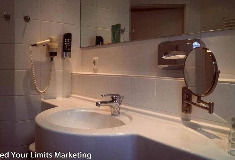 Deluxe Szoba, Zwei Länder