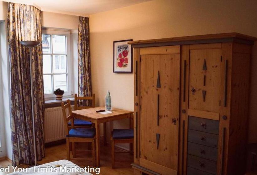 Standard Egyágyas Szoba, Zwei Länder