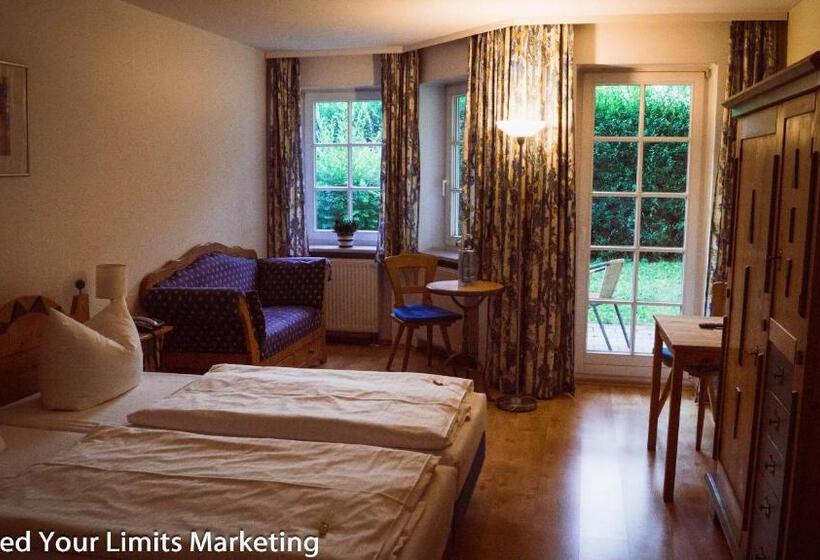 Standard Szoba Terasszal, Zwei Länder