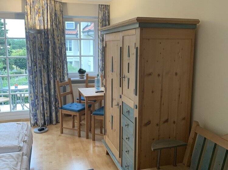 Családi Szoba, Zwei Länder