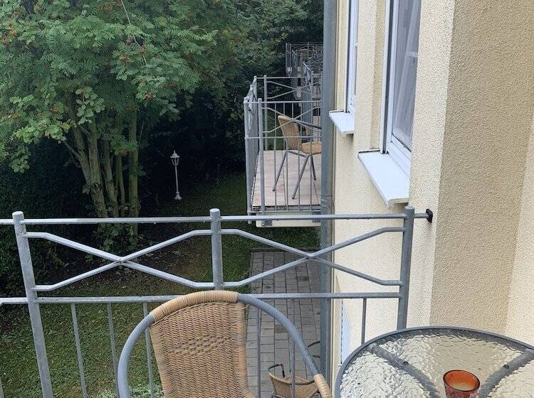 Családi Szoba, Zwei Länder