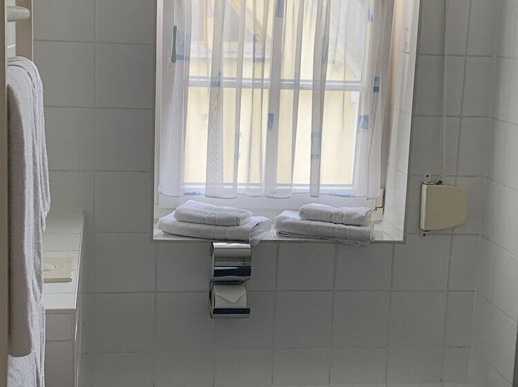 Családi Szoba, Zwei Länder