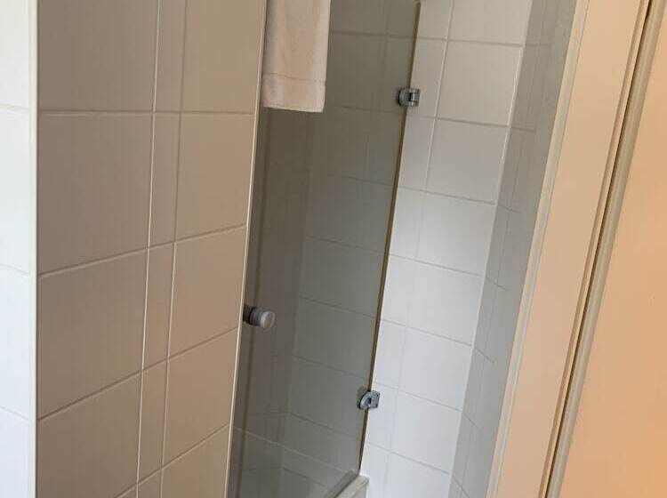 Családi Szoba, Zwei Länder