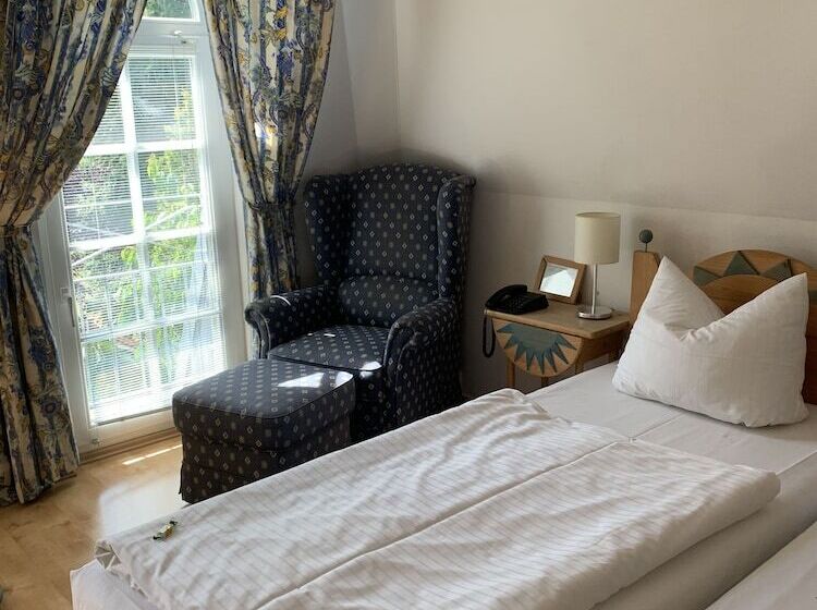 Standard Egyágyas Szoba, Zwei Länder