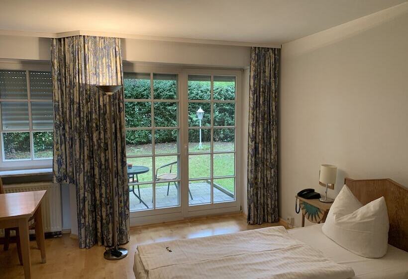 Standard Szoba, Zwei Länder