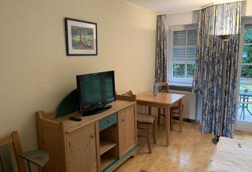 Standard Szoba, Zwei Länder