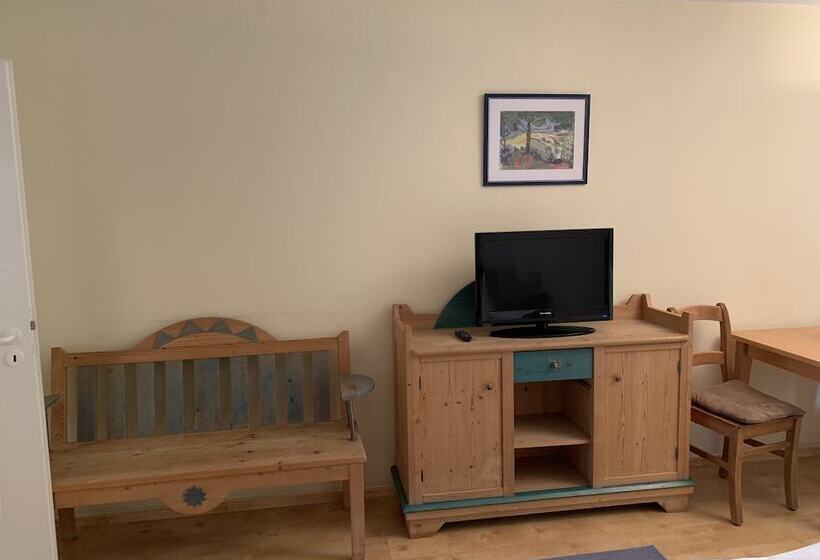 Standard Szoba, Zwei Länder