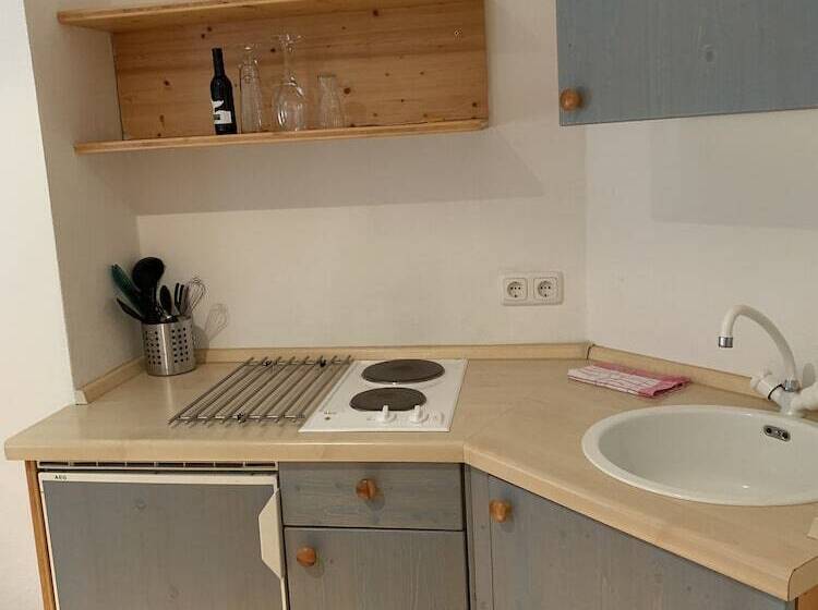 Standard Szoba, Zwei Länder