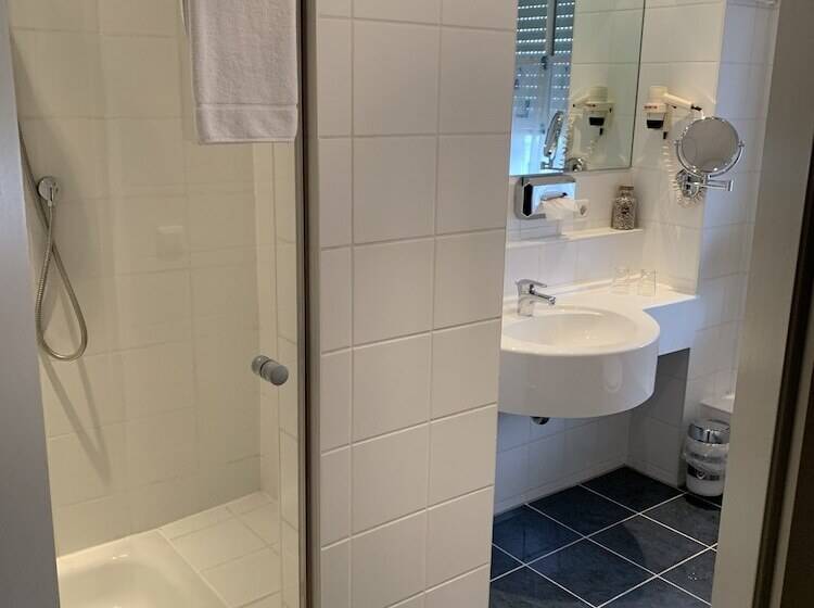 Standard Szoba, Zwei Länder