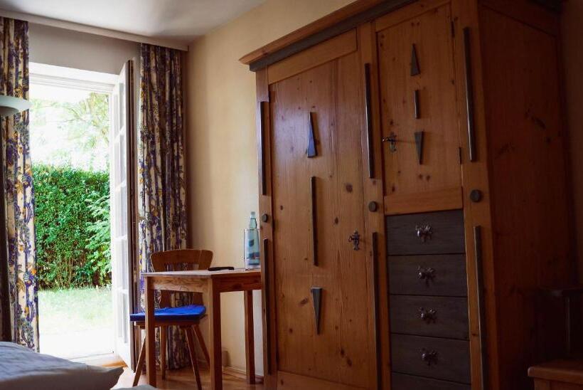 Standard Egyágyas Szoba, Zwei Länder