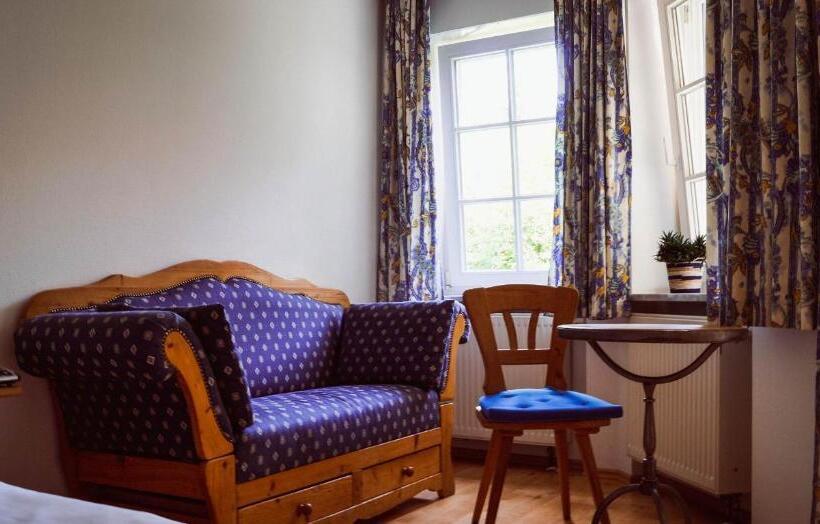 Standard Egyágyas Szoba, Zwei Länder