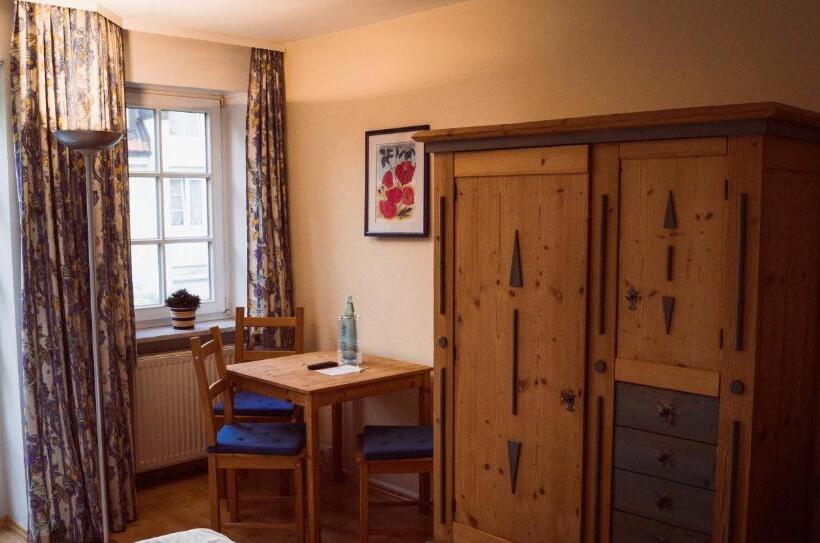 Standard Egyágyas Szoba, Zwei Länder