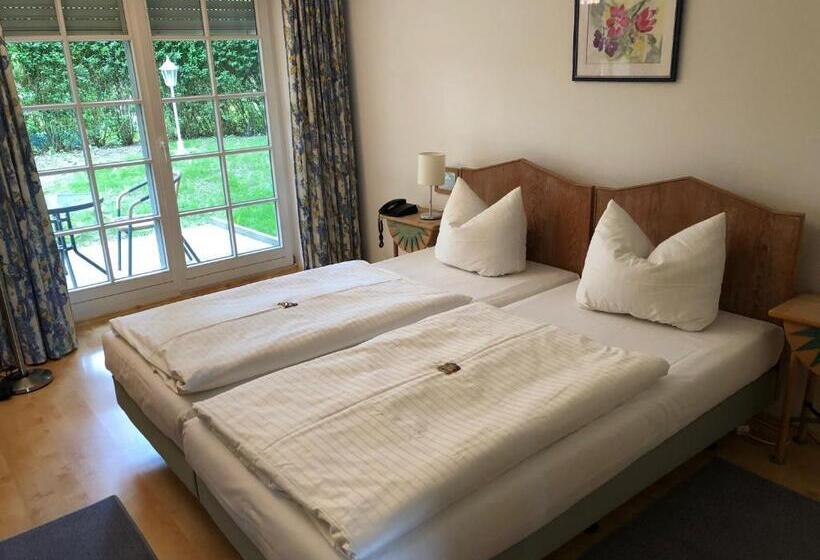 Standard Szoba, Zwei Länder