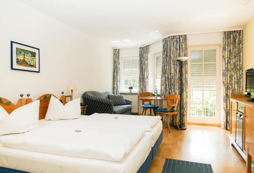 Standard Szoba, Zwei Länder