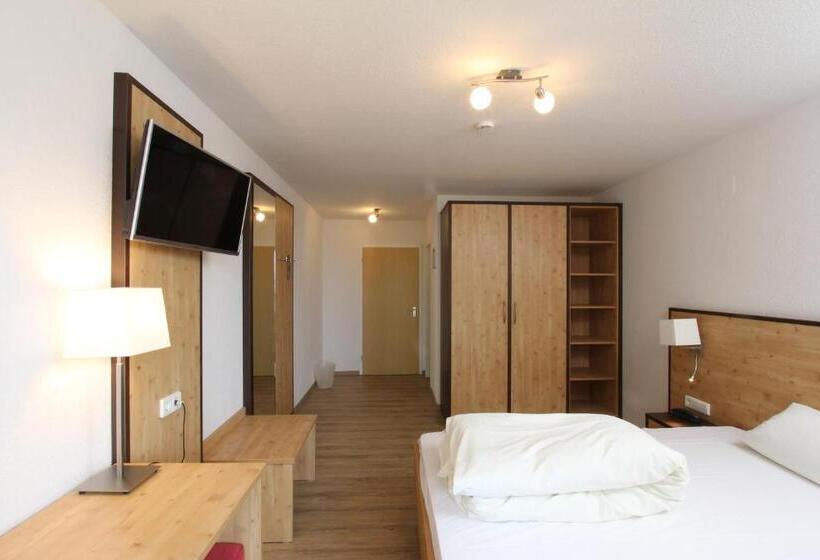 جناح جونيور, Lowen By Mastiff