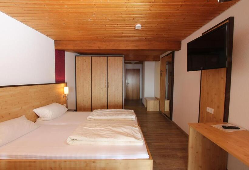 جناح جونيور, Lowen By Mastiff