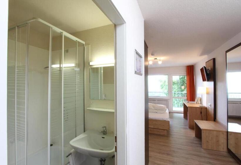 جناح جونيور, Lowen By Mastiff