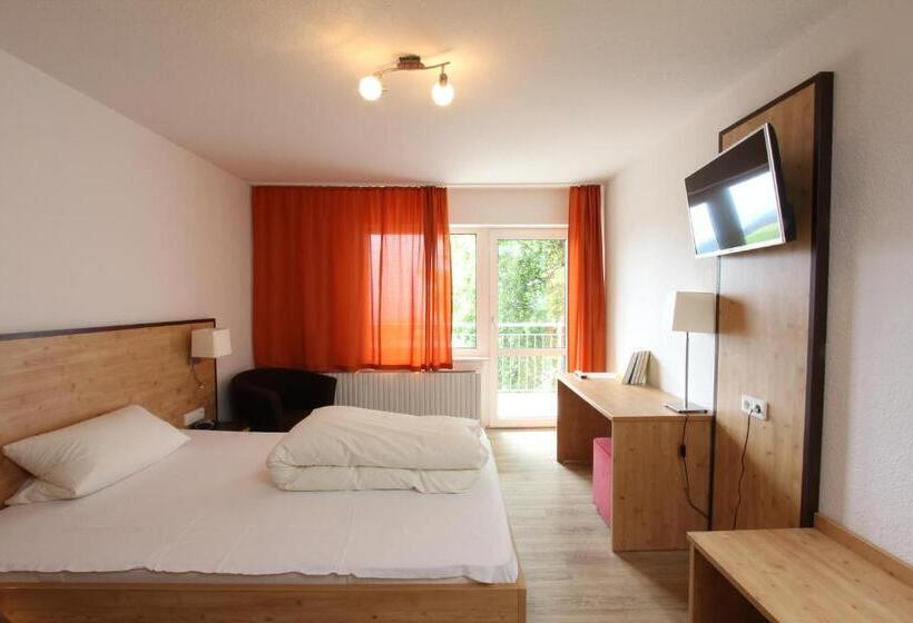 جناح جونيور, Lowen By Mastiff