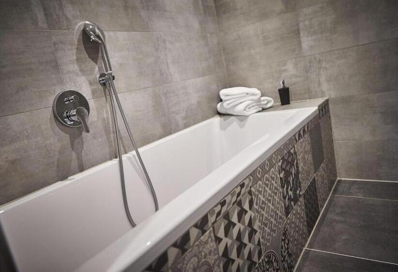 חדר דלוקס, Reiler Hof