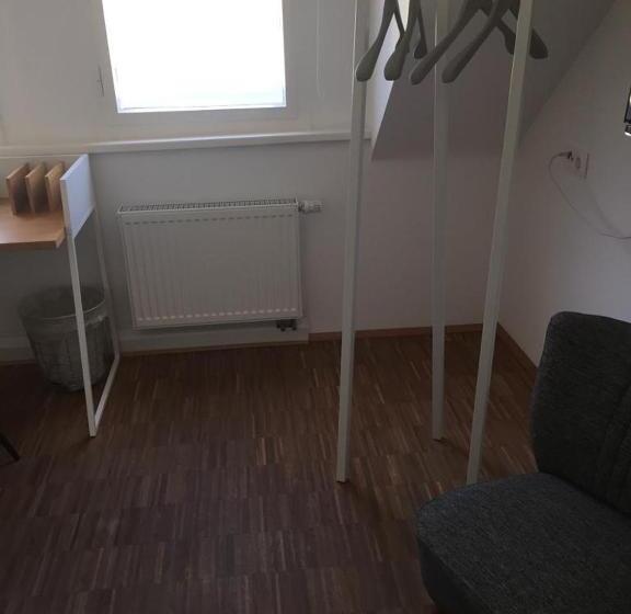 غرفة قياسية فردية, Achtzimmer