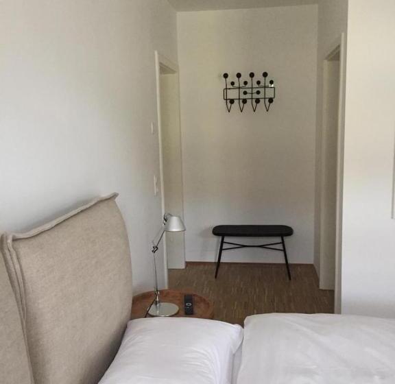 غرفة قياسية, Achtzimmer