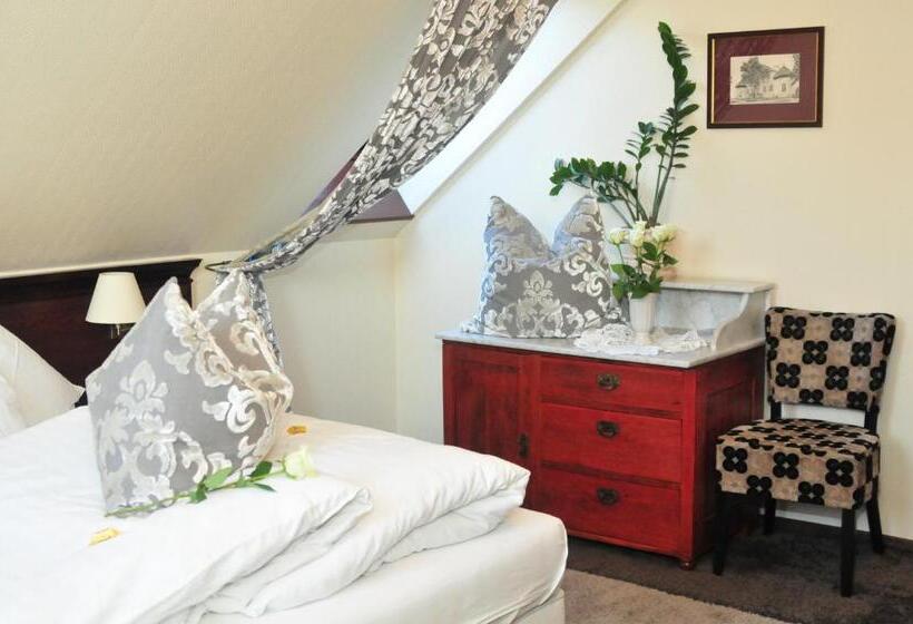 غرفة قياسية ثلاثية, Biały Dwór