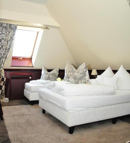 غرفة قياسية ثلاثية, Biały Dwór