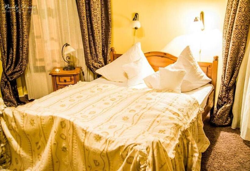 شقة غرفة واحدة, Biały Dwór