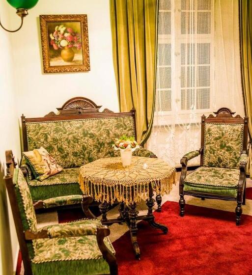 شقة غرفة واحدة, Biały Dwór