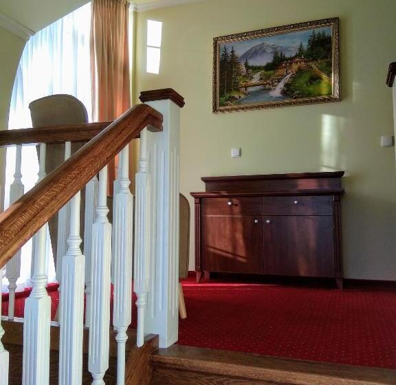 １ベッドルームアパートメント, Dworek Hetmanski