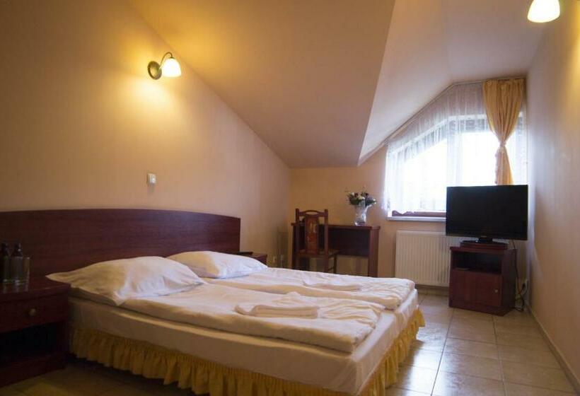 اتاق استاندارد, Dwór Jur Gast