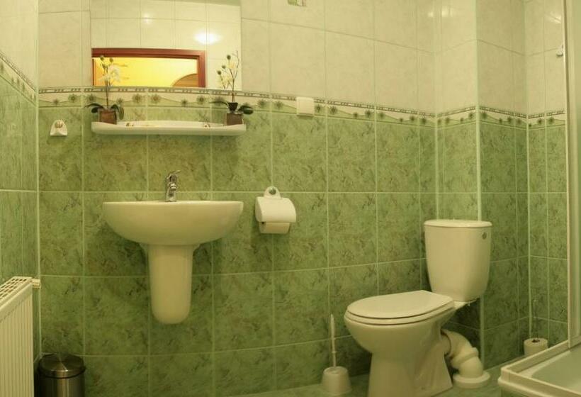 اتاق استاندارد, Dwór Jur Gast