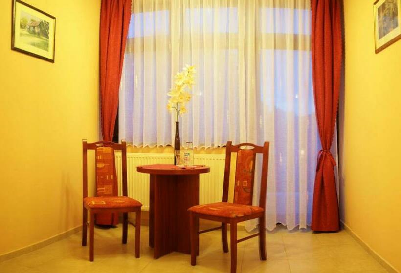 اتاق استاندارد, Dwór Jur Gast