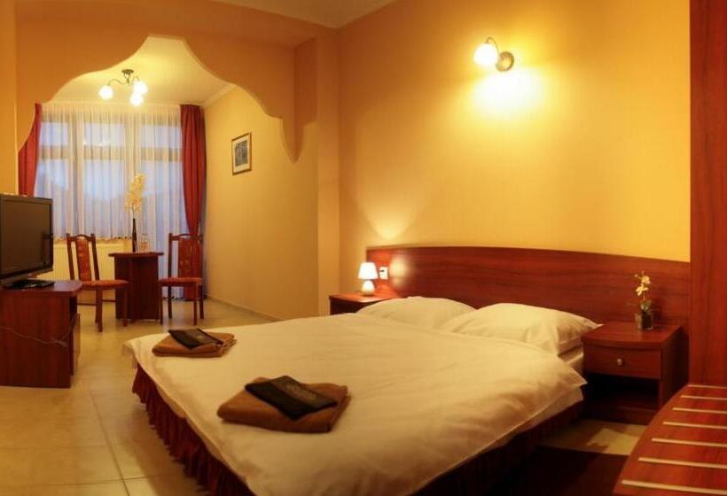 اتاق استاندارد, Dwór Jur Gast