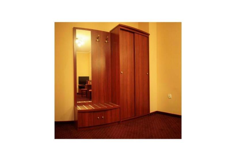 اتاق لوکس, Dwór Jur Gast